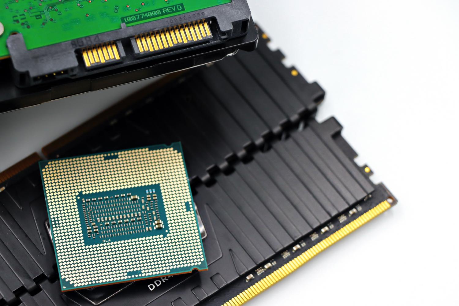Primer plano de un procesador CPU y módulos de RAM, componentes clave en el diagnóstico de hardware.