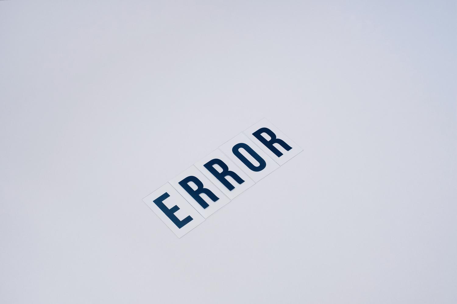 Imagen minimalista con la palabra ERROR sobre fondo blanco, representando fallos de lectura en pendrives.