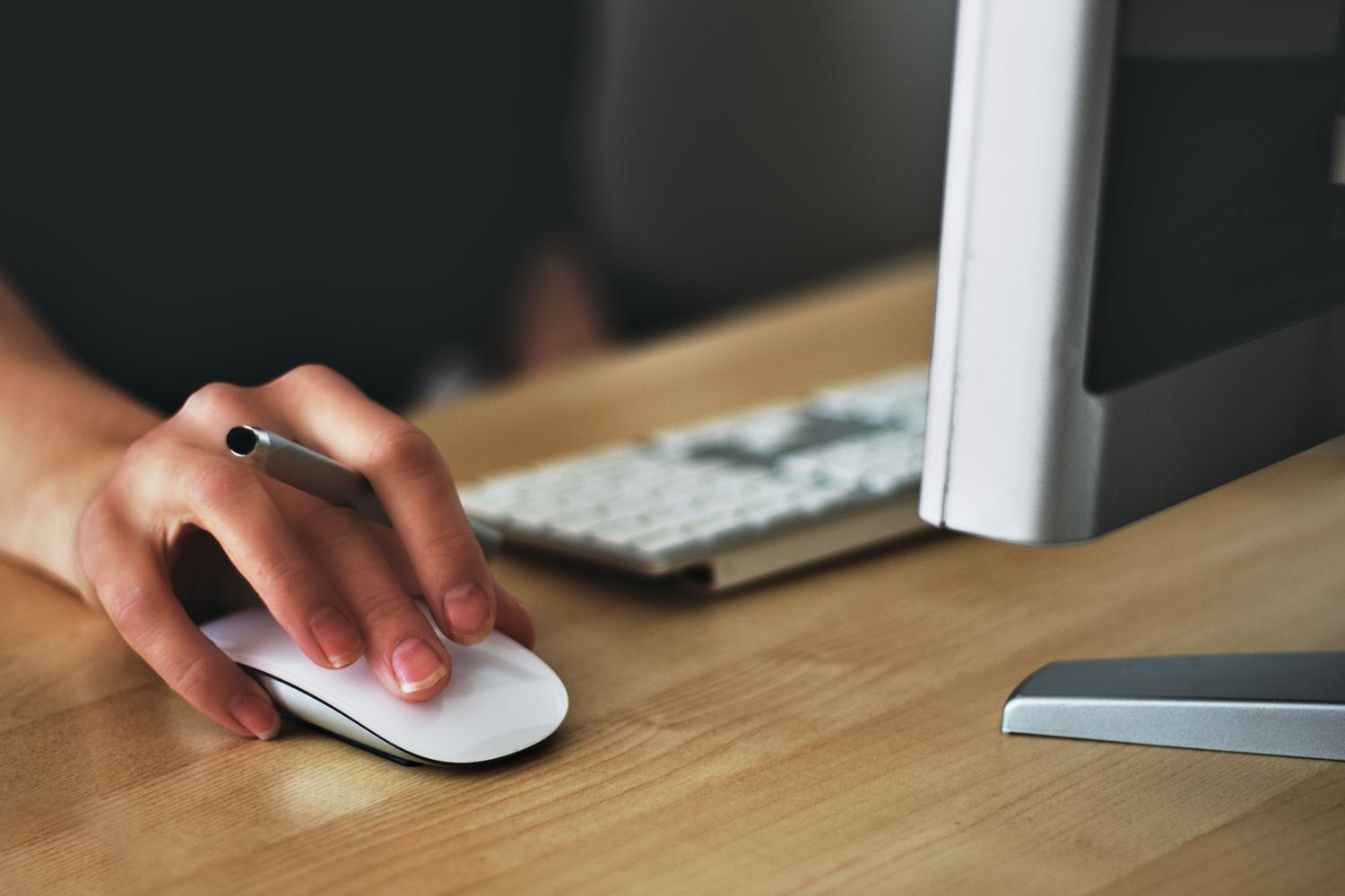Mano operando un ratón inalámbrico en un escritorio moderno, representando la entrada clásica de mouse gestionada por la API de Pointer Events. Mano operando un ratón inalámbrico en un escritorio moderno, representando la entrada clásica de mouse gestionada por la API de Pointer Events.