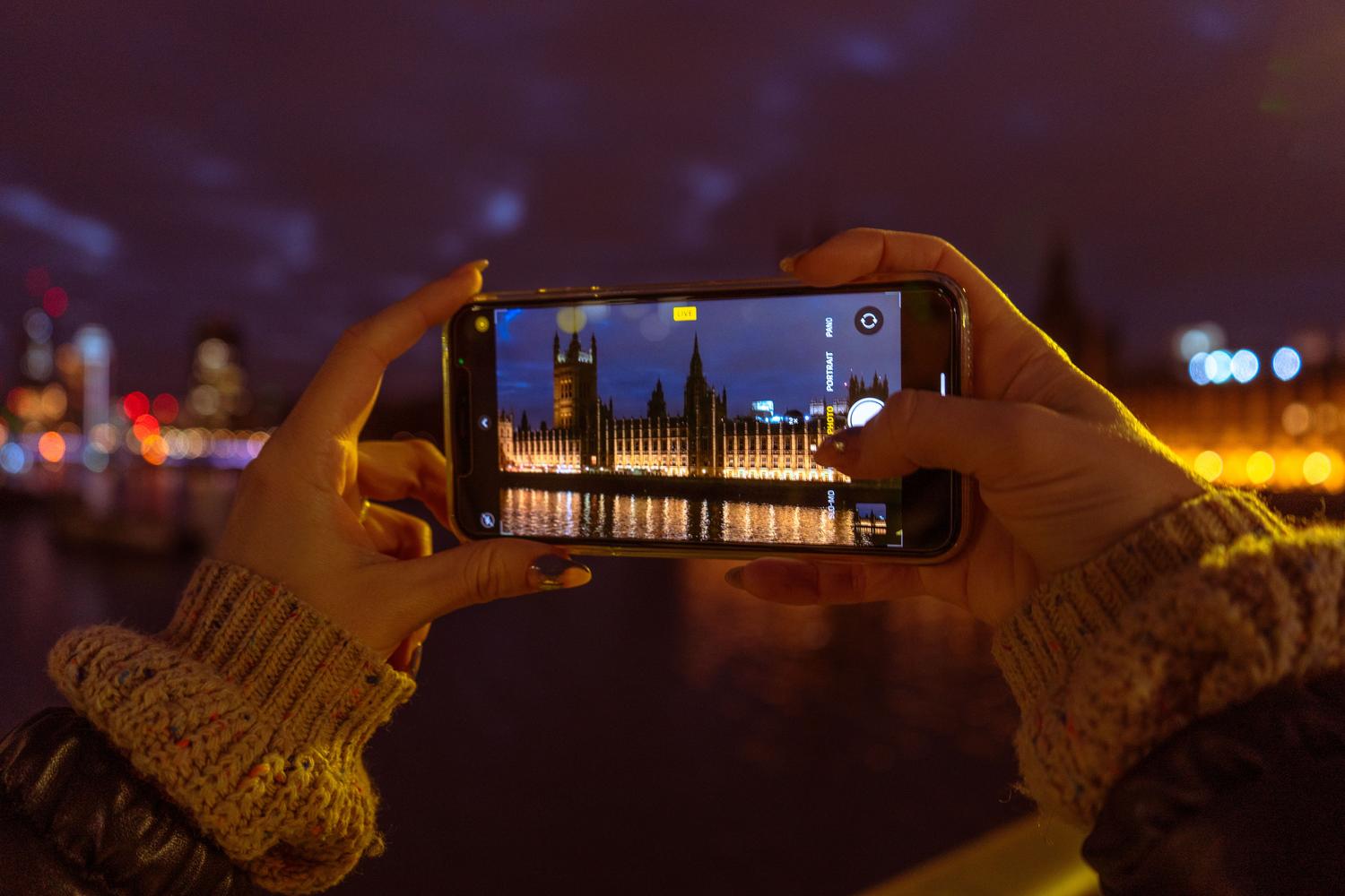 Fotografía del horizonte urbano de Londres al anochecer realizada con un smartphone