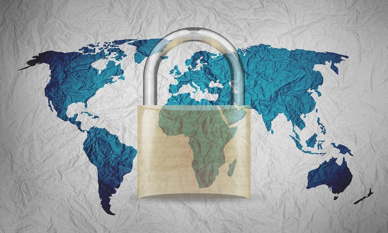 Mapa mundial con un candado dorado central, representando la navegación segura y la gestión de sitios web confiables mediante protocolos SSL/HTTPS.