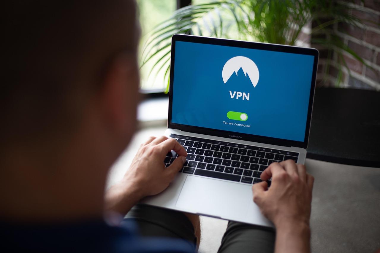 Pantalla de portátil mostrando una conexión VPN activa con el mensaje 'You are connected', ilustrando la red privada y segura.