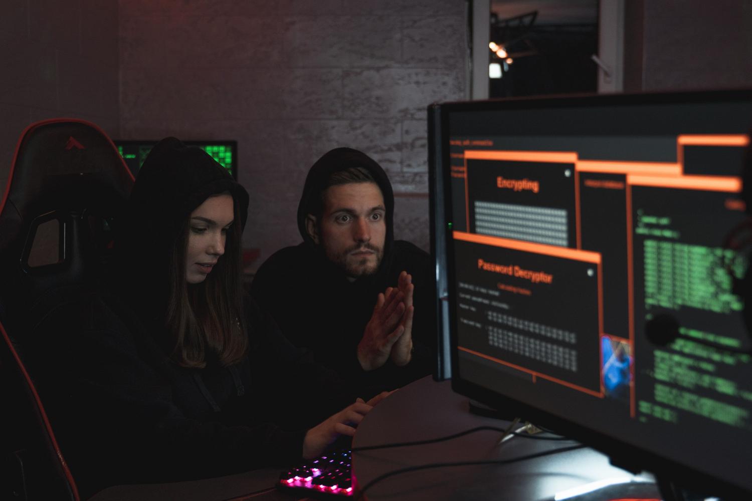 Expertos en ciberseguridad analizando vulnerabilidades en tiempo real mediante pruebas DAST.
