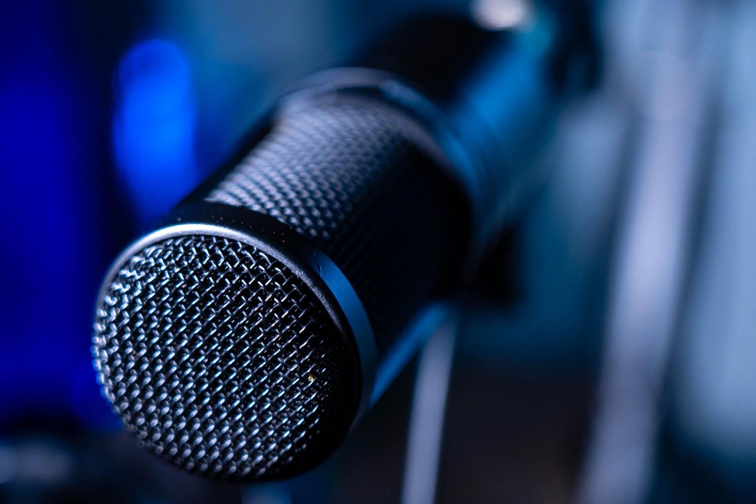 Primer plano de un micrófono de estudio profesional, herramienta fundamental para la captura de audio.