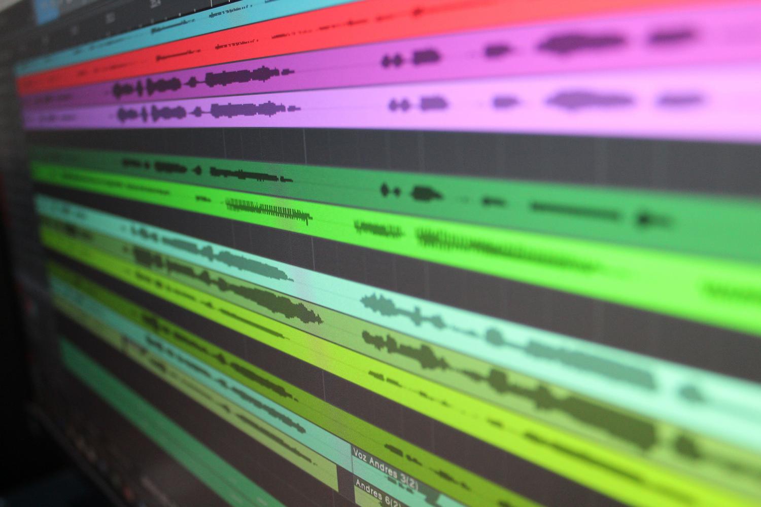 Primer plano de ondas de audio en una pantalla de ordenador, representando la edición de sonido digital.