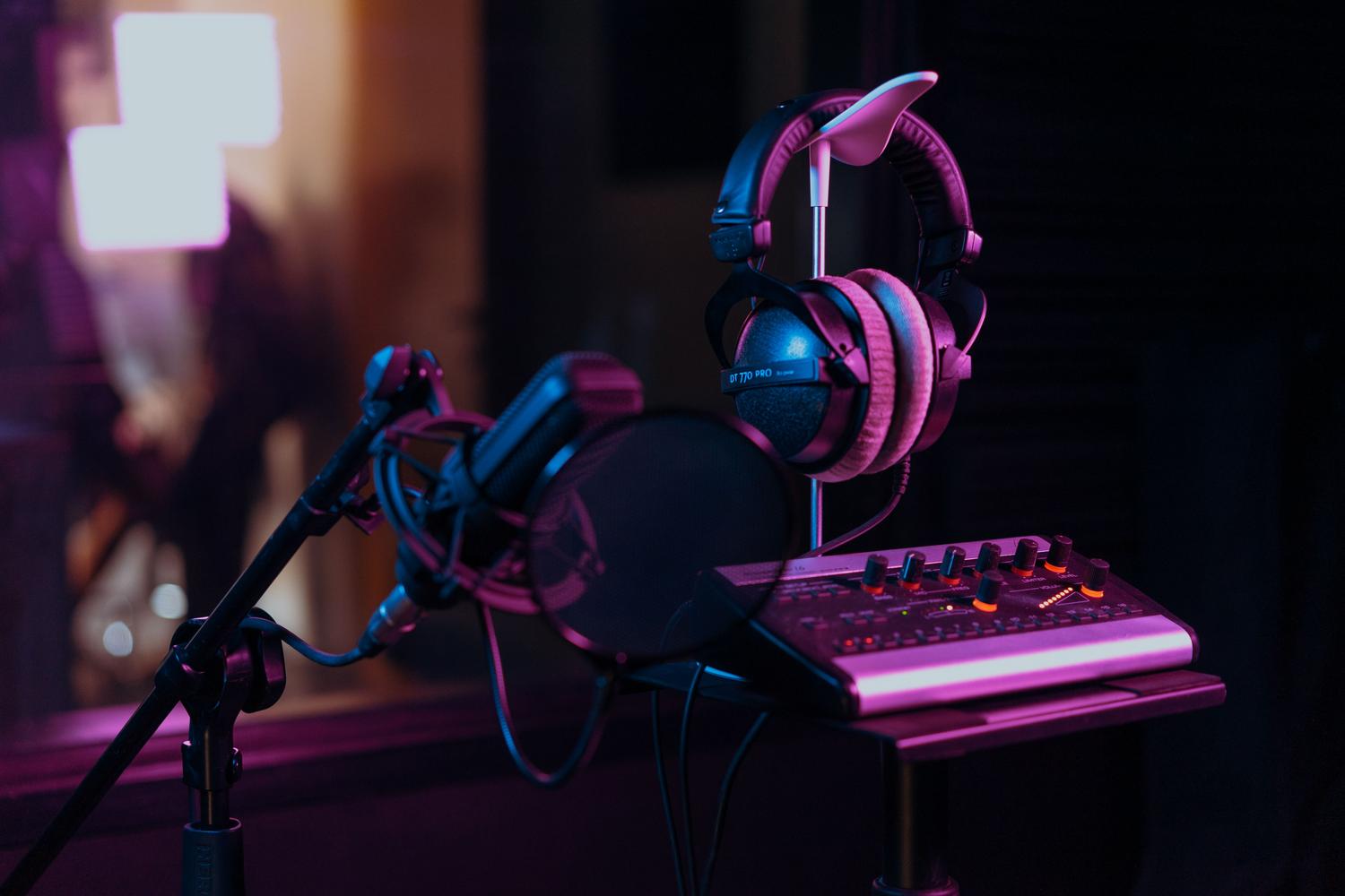 Equipo de grabación de audio profesional con micrófono y consola de mezclas en un estudio.