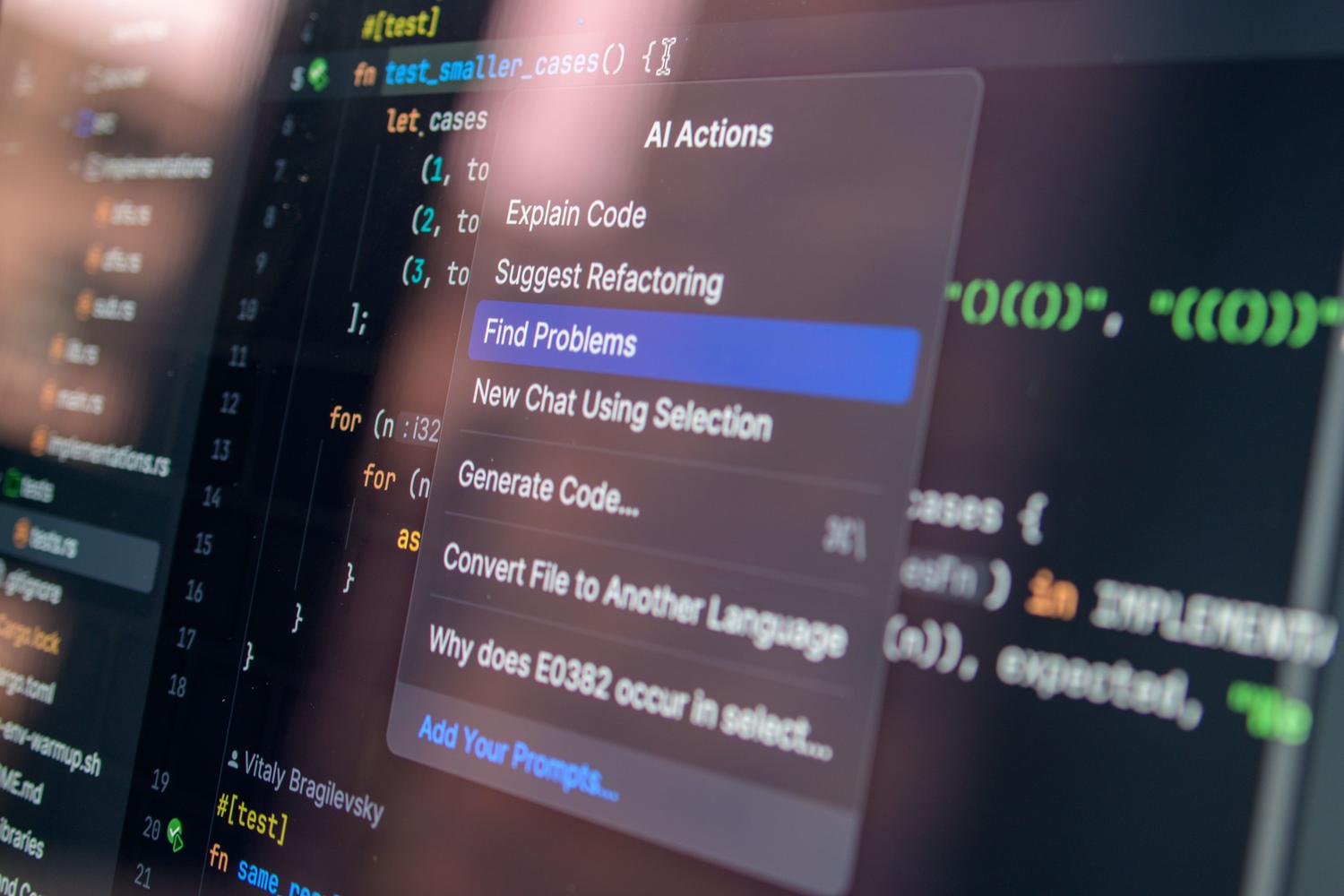 Primer plano de un entorno de desarrollo de software con un menú de 'Acciones de IA' para explicar código, refactorizar y generar soluciones automáticamente.