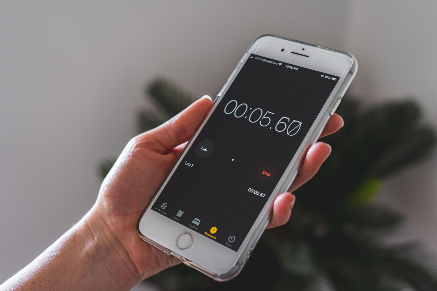 Uso de una aplicación de cronómetro en un smartphone, representando la espera y ejecución de funciones temporizadas.