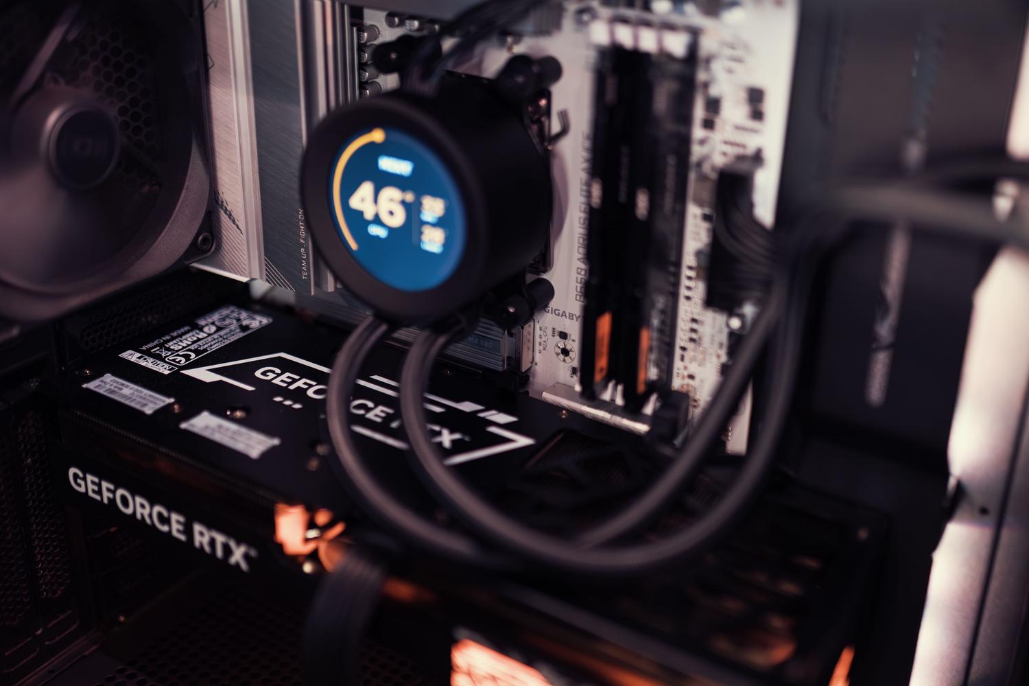 Interior de un PC de alto rendimiento con sistema de refrigeración líquida y GPU, ilustrando el hardware necesario para servidores domésticos de IA