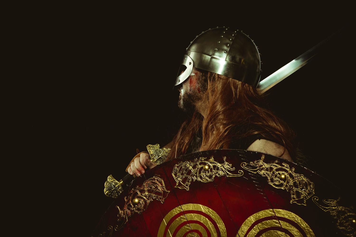 Guerrero vikingo con casco y escudo, representando la temática nórdica de Valheim.