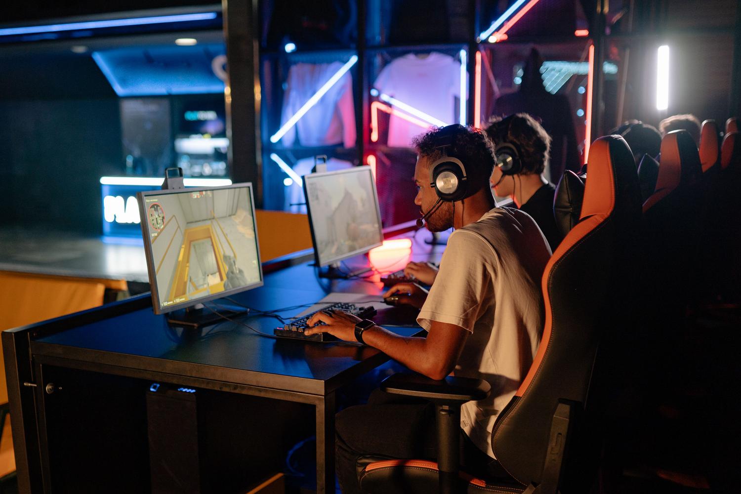 Grupo de amigos jugando videojuegos juntos, ilustrando la experiencia cooperativa de Valheim.