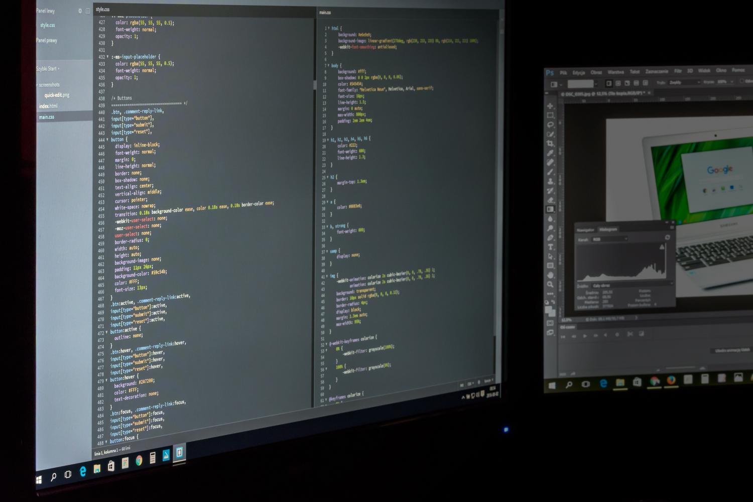 Pantallas duales mostrando código de programación y software de diseño, destacando la nitidez y el espacio de trabajo.