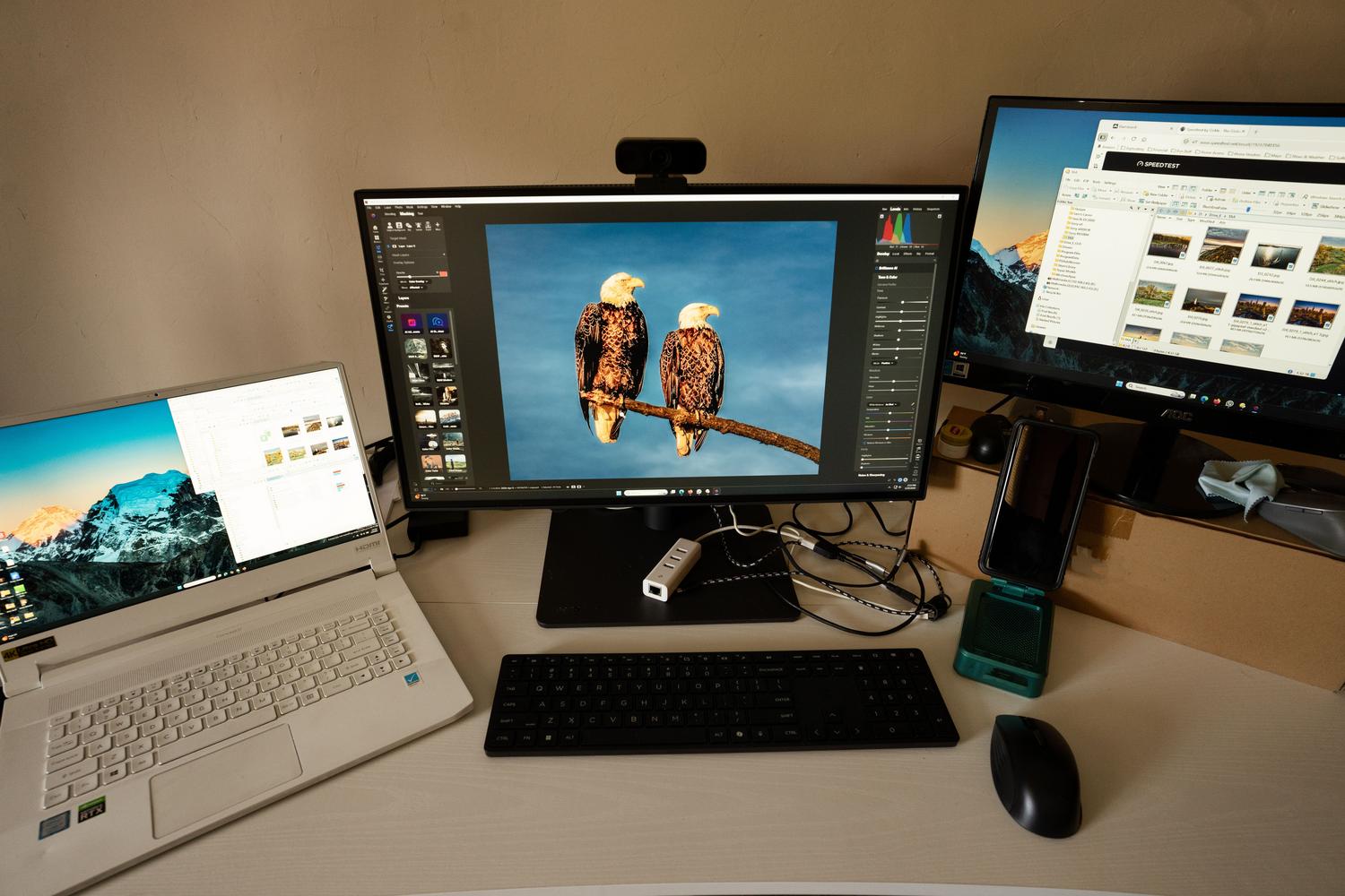 Espacio de trabajo profesional de un fotógrafo con monitores de alta resolución para edición de imagen.