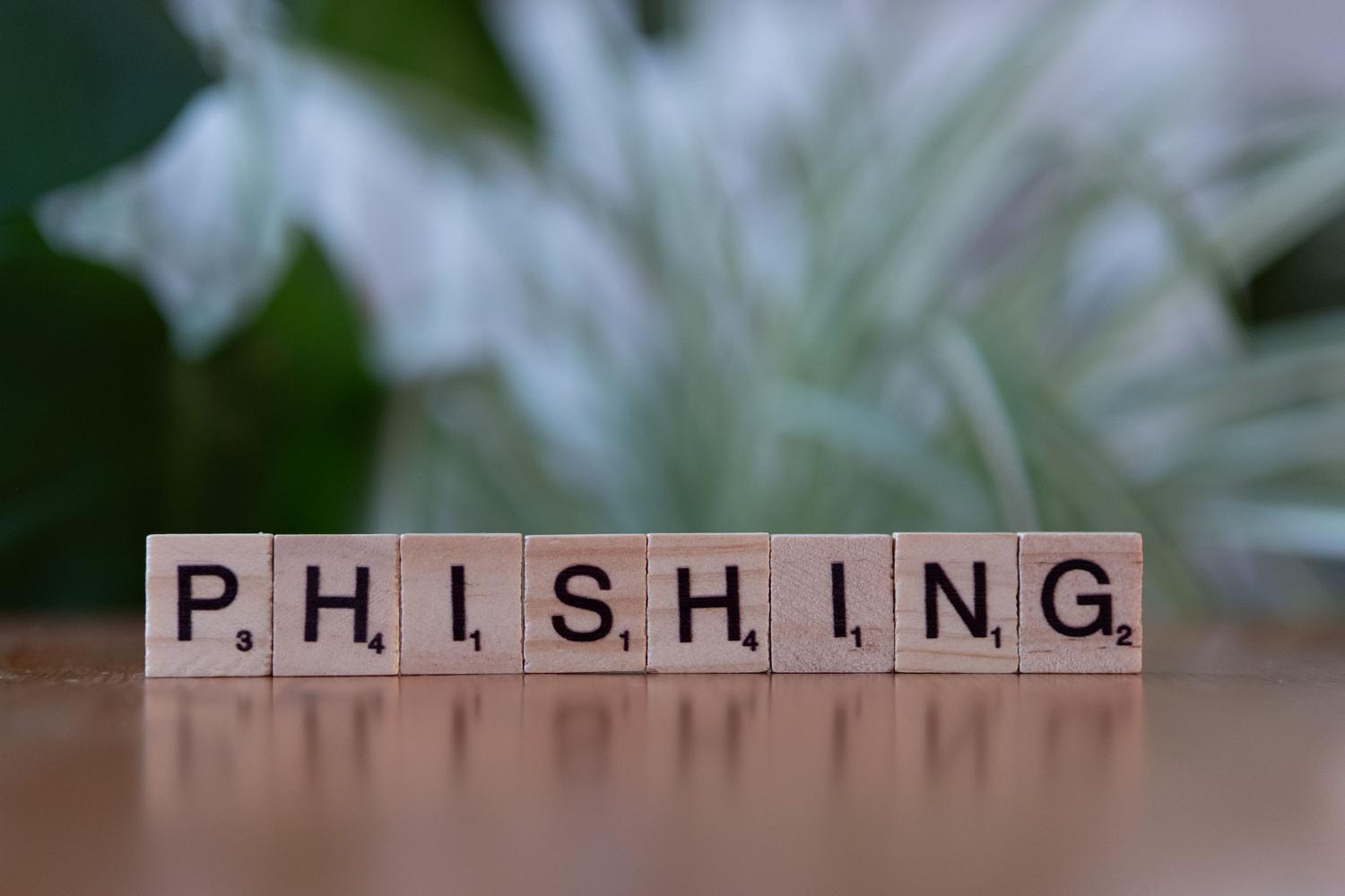 Letras de madera formando la palabra 'phishing', representando el concepto general de ciberataques.