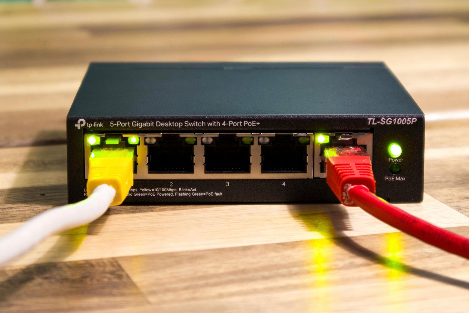Cable Ethernet conectado a un switch de red para diagnóstico de velocidad