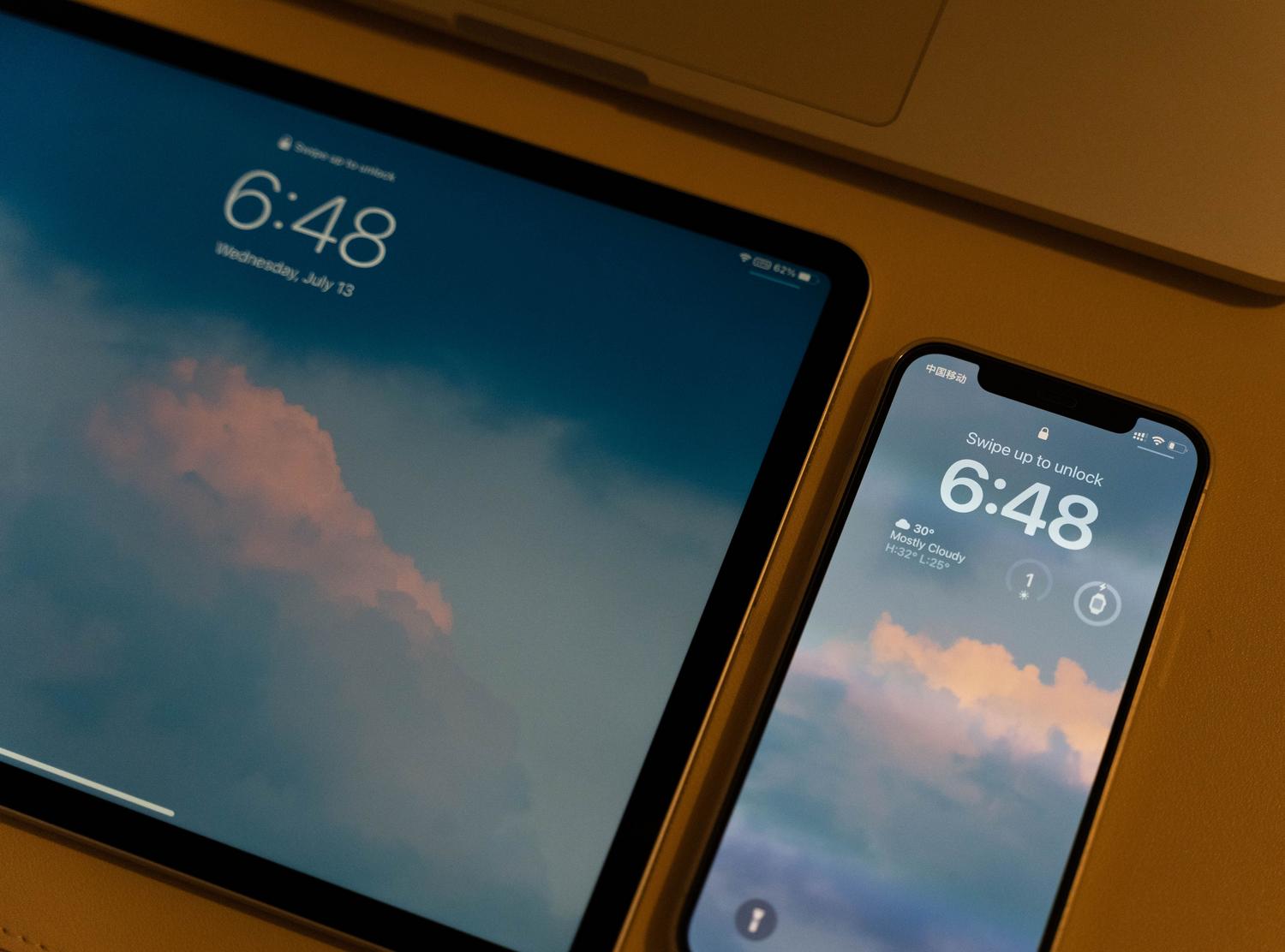 Sincronización de iPhone y iPad con fondo de nubes, ilustrando el concepto de copia de seguridad en iCloud.