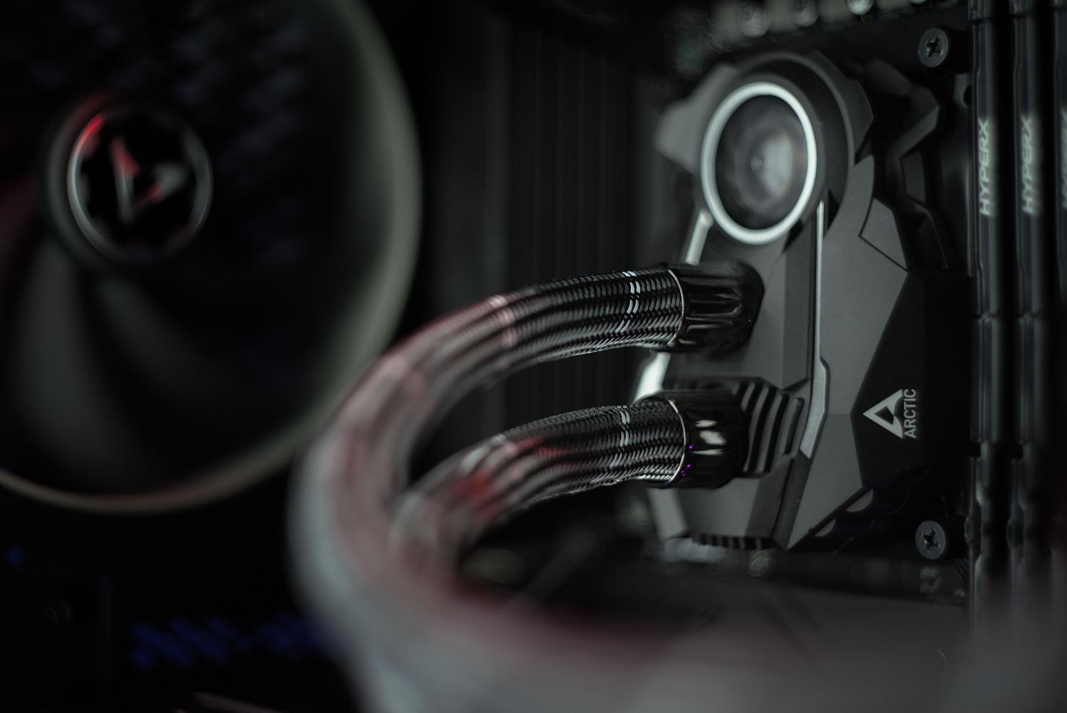 Vista detallada de un sistema de refrigeración líquida interno en un PC, cubriendo la sección de consideraciones críticas sobre temperatura.