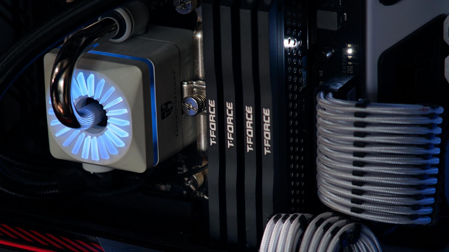 Plano detalle de un sistema de refrigeración de PC con componentes de alta gama y luces LED azules.