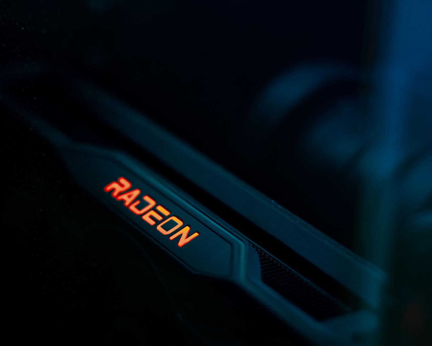 Detalle de una tarjeta gráfica AMD Radeon iluminada, representando el hardware recomendado para gaming.