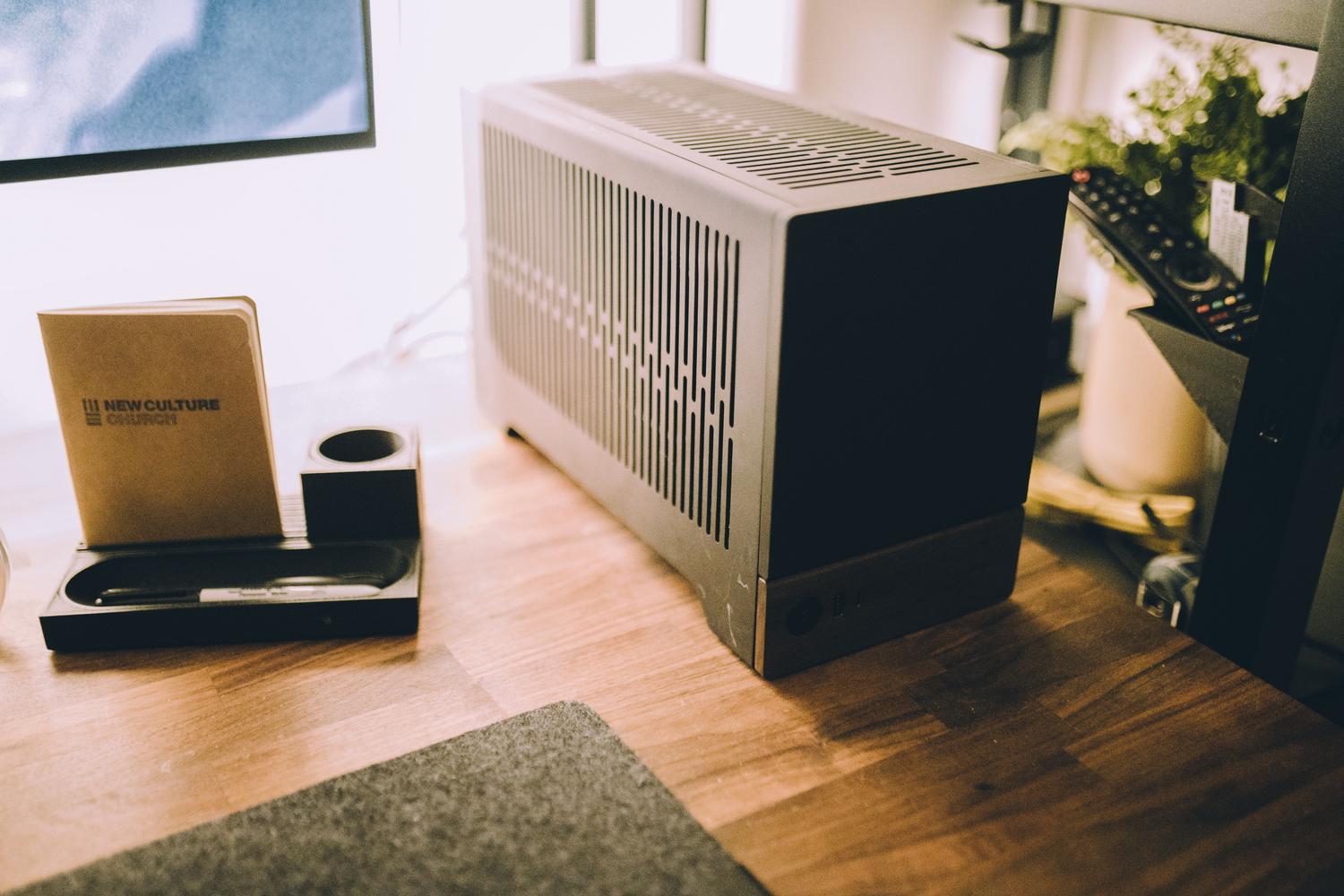 Espacio de trabajo moderno y minimalista con un ordenador de formato pequeño