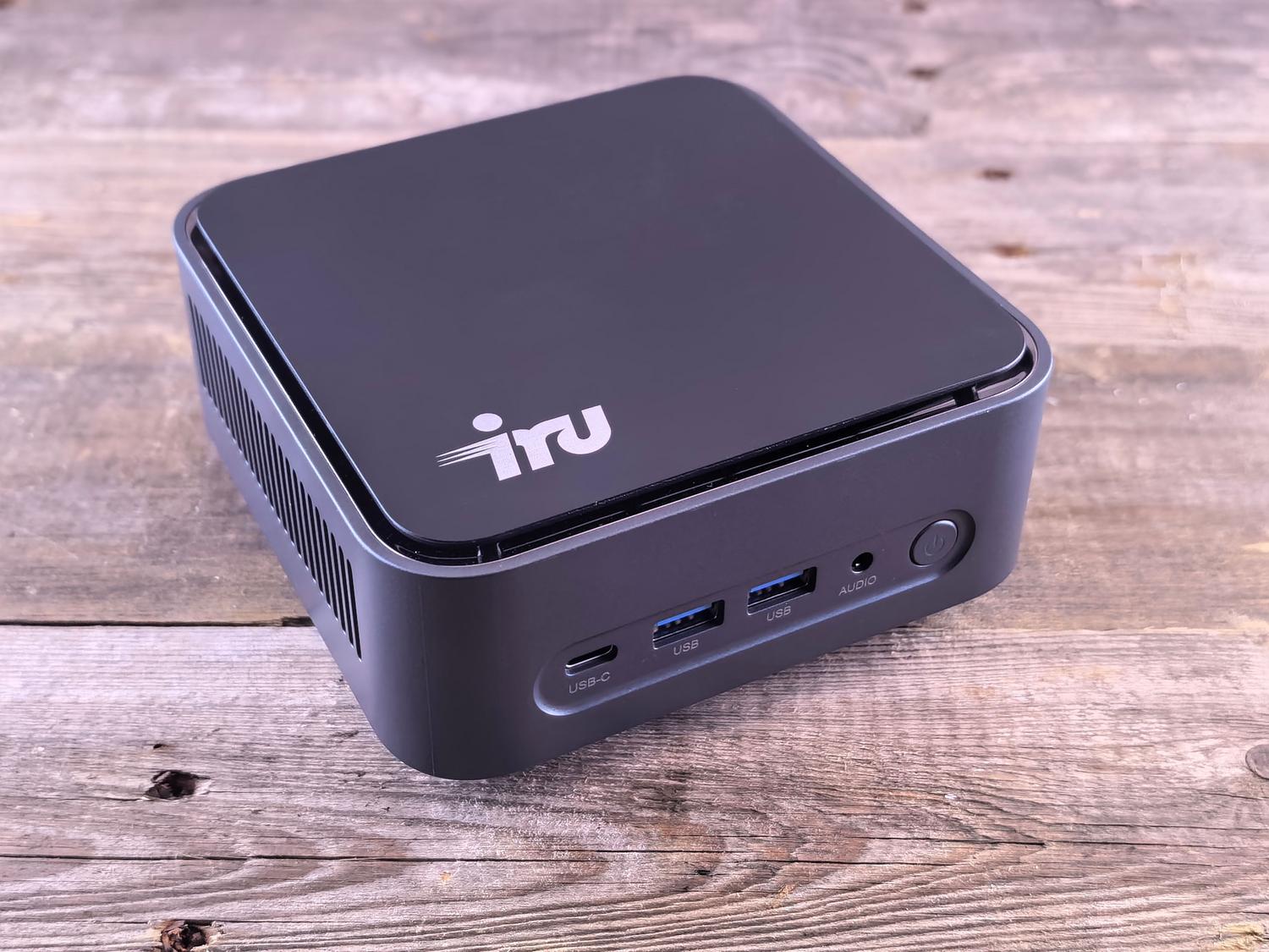 Mini PC compacto y moderno, ideal para espacios reducidos y tareas de automatización