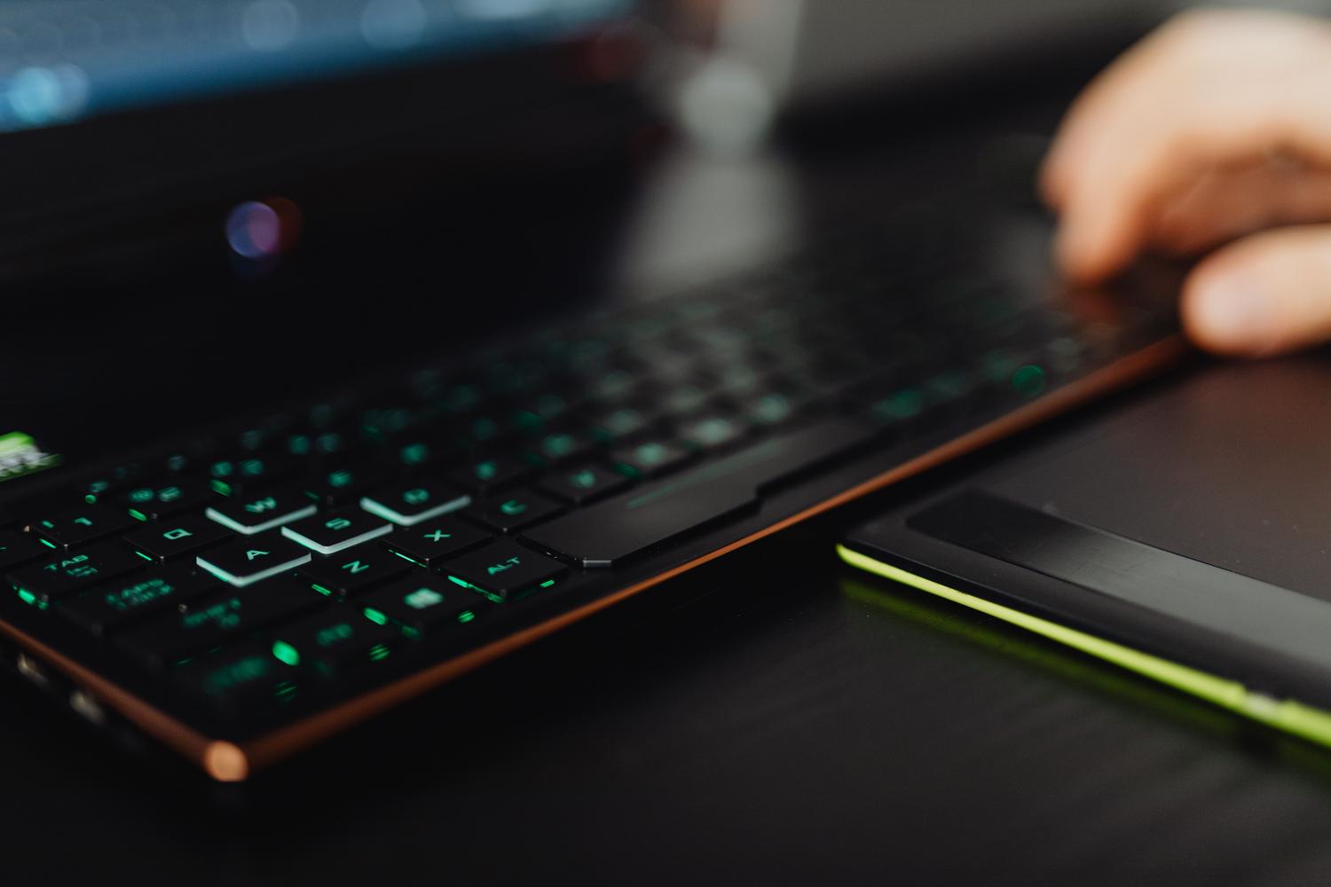 Detalle de teclado retroiluminado de un portátil gaming, simbolizando el rendimiento en juegos