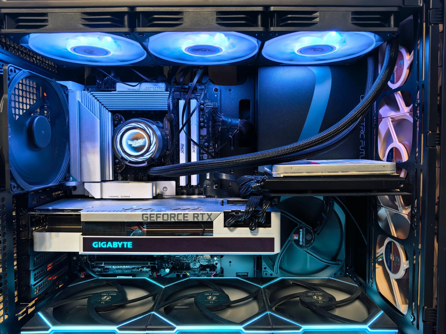 PC gaming avanzado con refrigeración líquida y luces RGB representando los requisitos recomendados