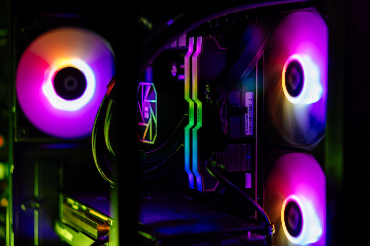 Interior de un ordenador gaming personalizado con componentes de alto rendimiento y RGB