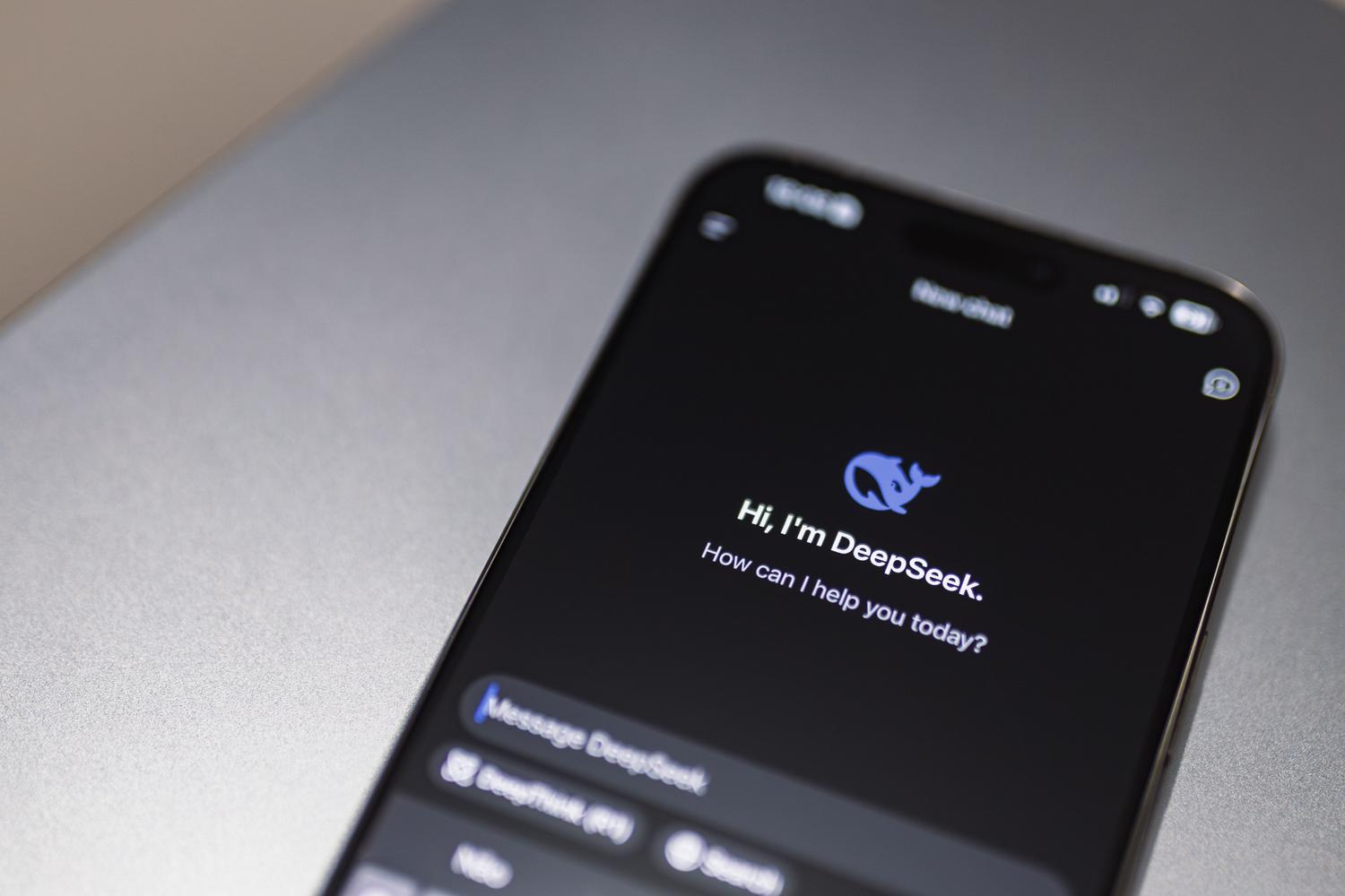 Primer plano de un chatbot de IA en la pantalla de un móvil, representando el riesgo de usar asistentes virtuales como primera fuente de consulta médica.