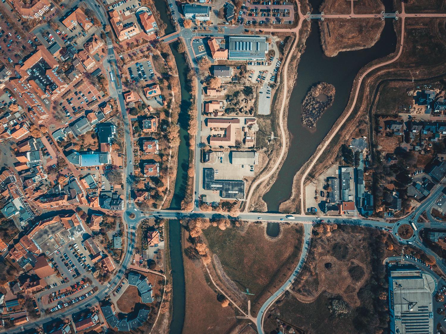 Vista aérea detallada de una ciudad con edificios y carreteras, ejemplo del resultado de un ortomosaico generado por software de fotogrametría.