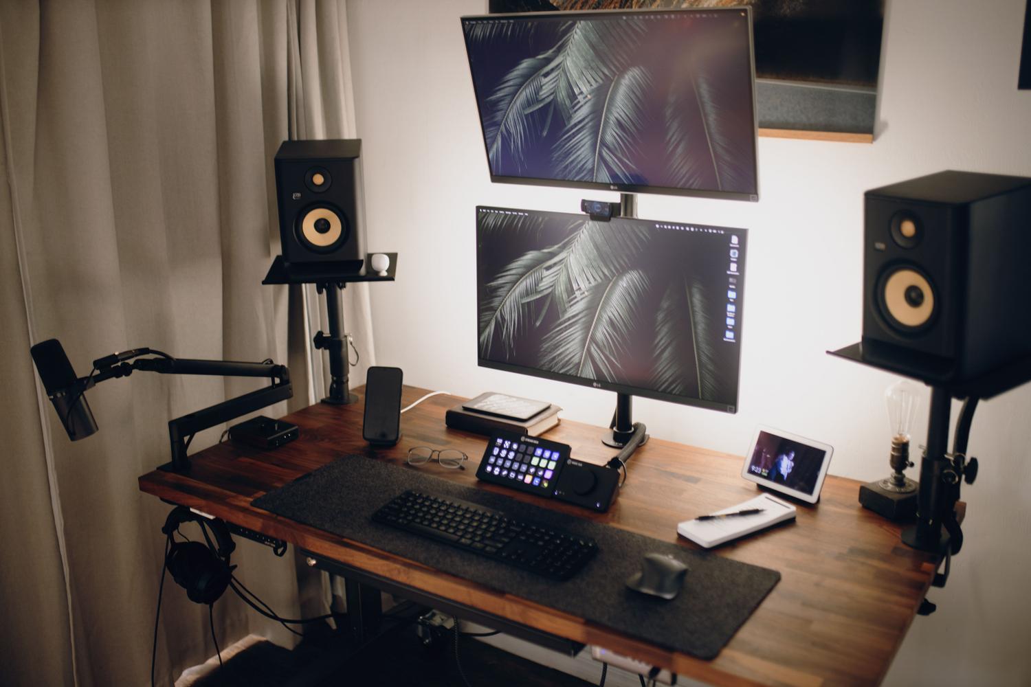 Soporte vertical para dos monitores apilados, ideal para optimizar el espacio en el escritorio.