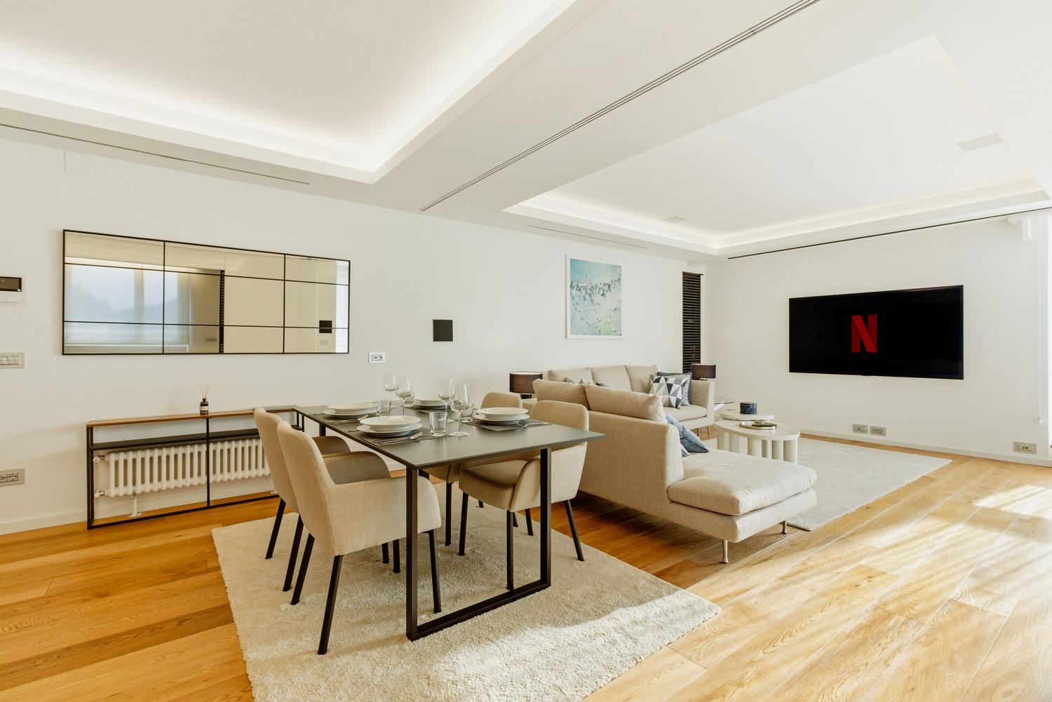 Salón moderno y elegante con un televisor de alta gama, ideal para representar la integración de la tecnología OLED en el hogar.