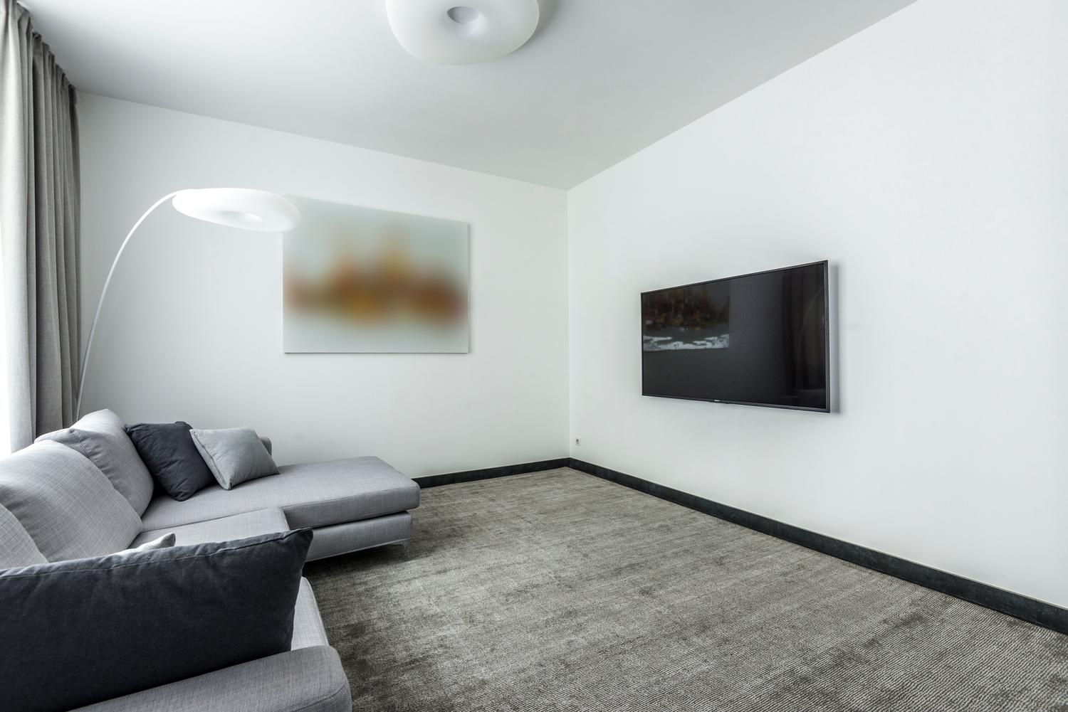 Interior de salón minimalista con televisor integrado, resaltando la estética y el diseño de los paneles OLED actuales. Interior de salón minimalista con televisor integrado, resaltando la estética y el diseño de los paneles OLED actuales.