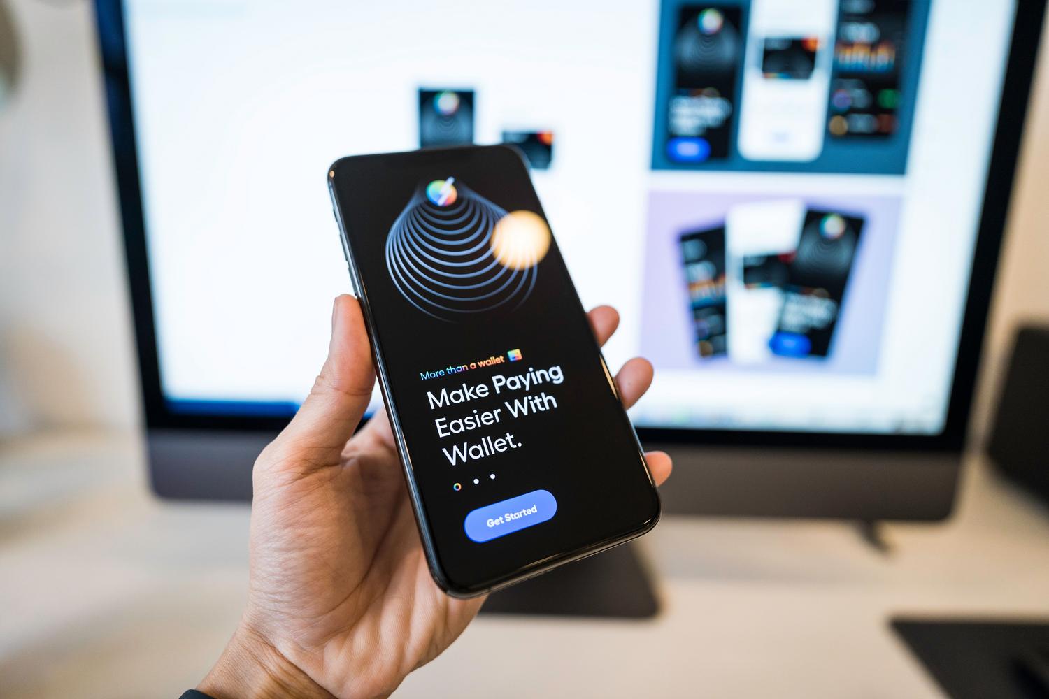Mano sosteniendo un smartphone con una aplicación de cartera digital abierta, representando las credenciales verificables y tokens anónimos.