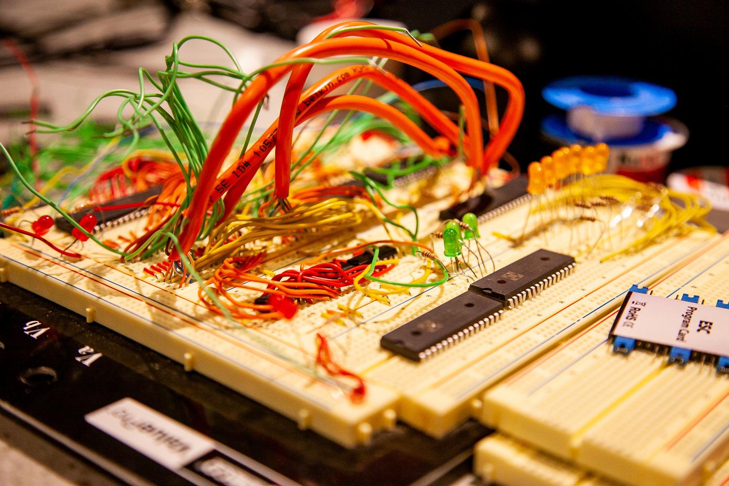 Detalle de una protoboard con cables de colores y componentes electrónicos para simulación