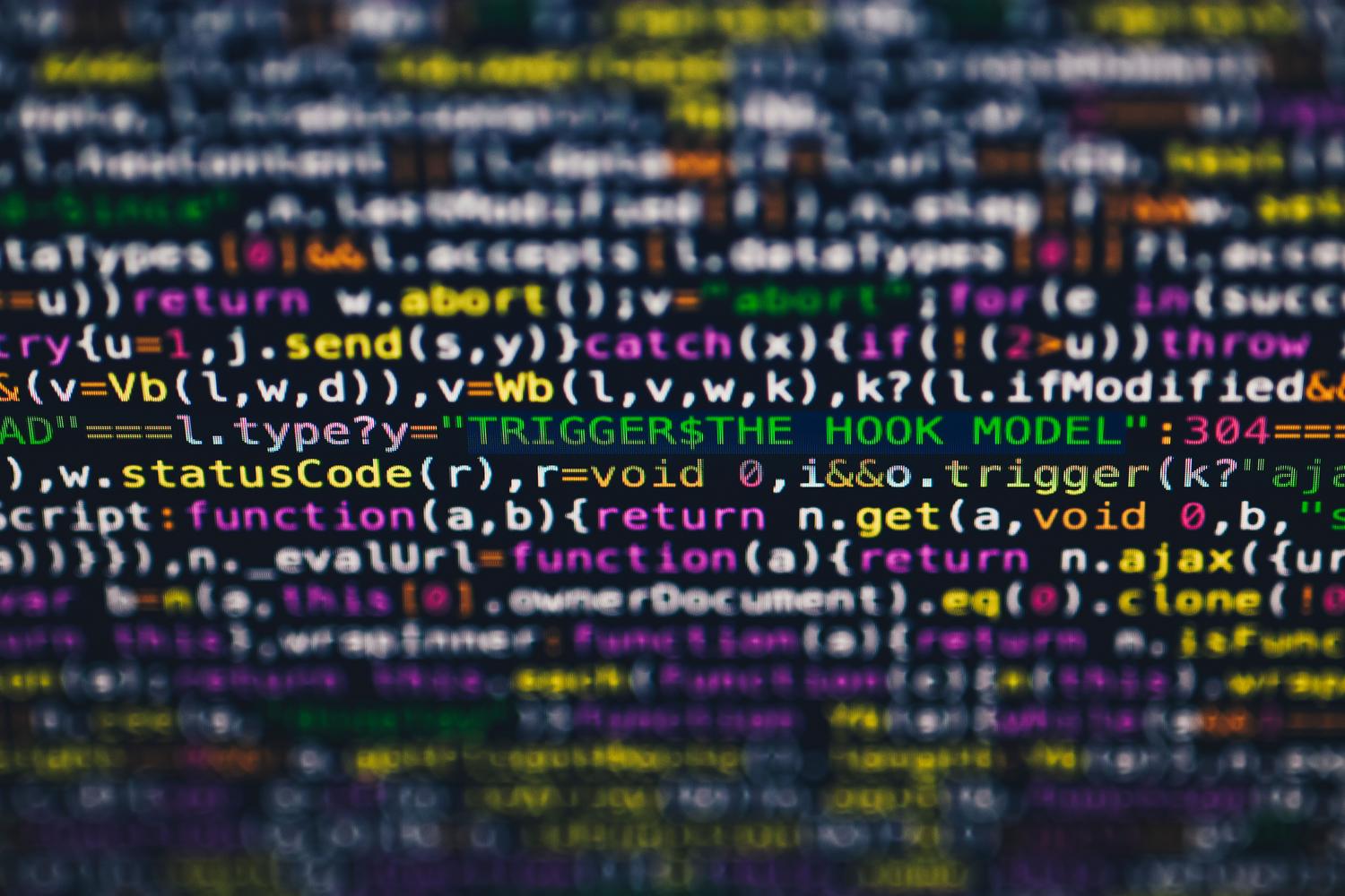 Primer plano de líneas de código de programación coloridas en una pantalla, ilustrando la integración de la API de Jev AI en el desarrollo de software.