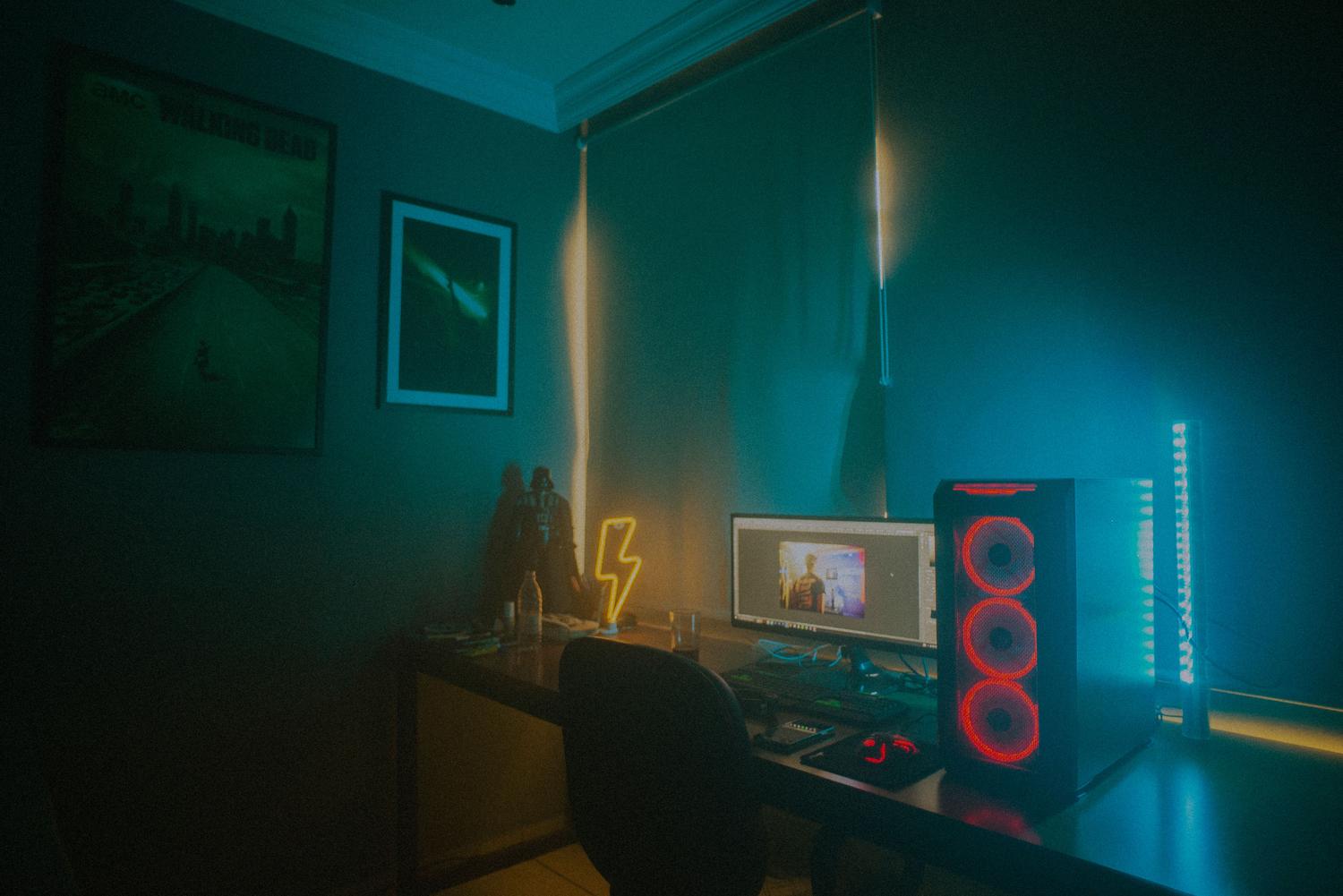 Estación de juego minimalista con PC de escritorio y detalles en neón.
