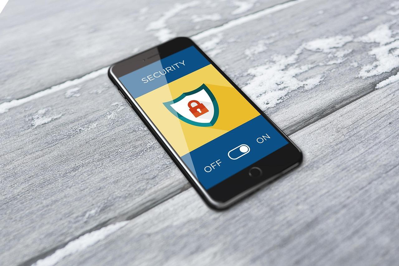 Representación digital de la seguridad cibernética en un smartphone con elementos tecnológicos azules.